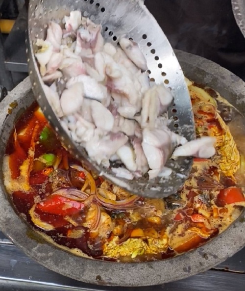 石锅鱼制作过程