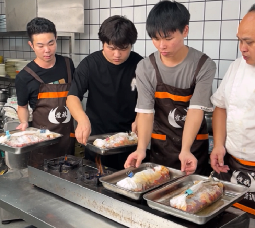 煌旗纸包鱼培训现场