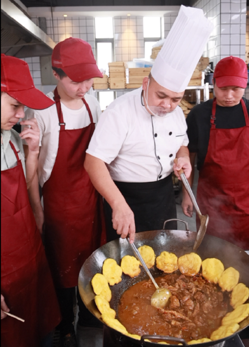 煌旗柴火鸡培训现场