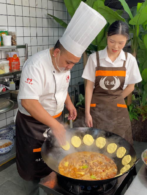 煌旗柴火鸡教学现场