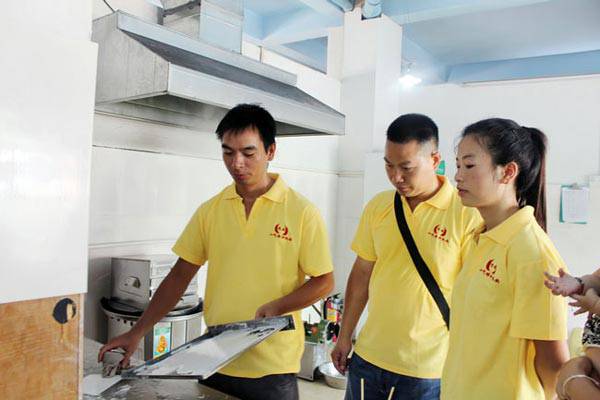 深圳煌旗石磨肠粉培训学员学习使用肠粉机