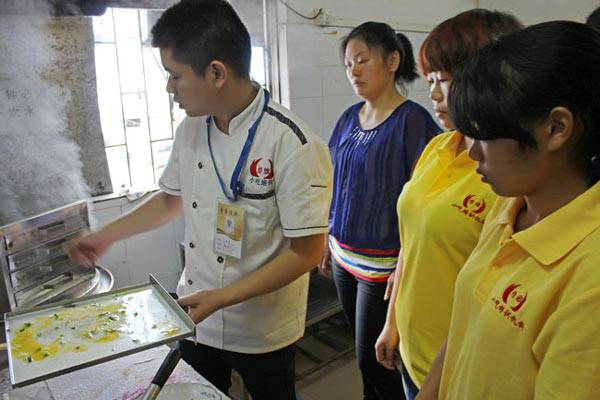 深圳石磨肠粉培训老师教学过程