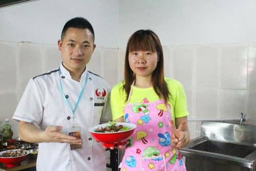 煌旗襄阳牛肉面培训学员合影