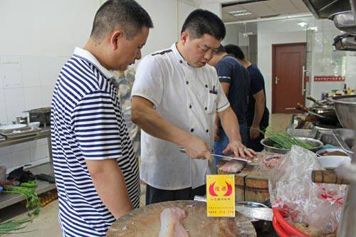 煌旗石锅鱼培训文老师刀工课过程