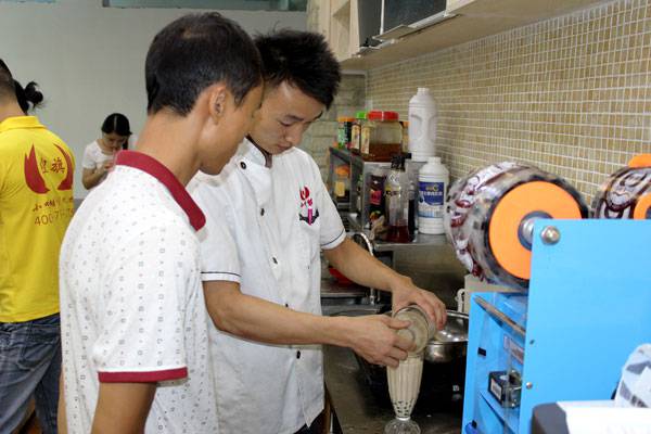 煌旗奶茶培训学员学做奶茶