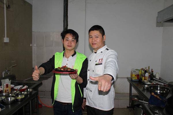 塘厦煌旗湘菜厨师培训学员合影
